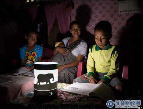 捐赠仪式上的“光之动物园”：松下向印尼村庄捐赠110盏太阳能灯