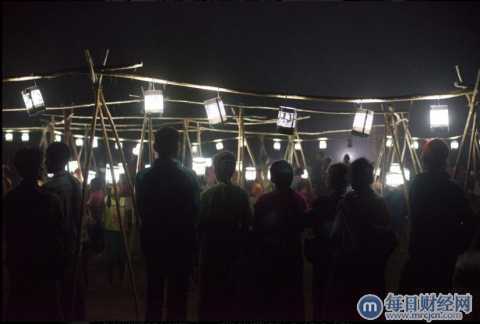 捐赠仪式上的“光之动物园”：松下向印尼村庄捐赠110盏太阳能灯