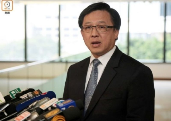 香港立法会议员何君尧被砍伤 凶手假装送花