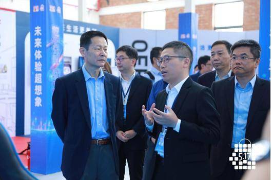 上海市委常委、副市长吴清(左一)在电竞生态聚合平台比心展区