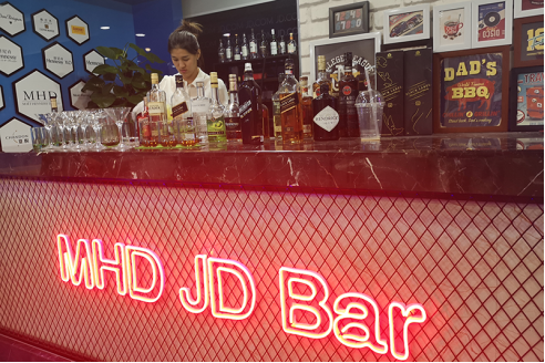 京东洋酒买手在工位旁边的JD Bar品鉴洋酒