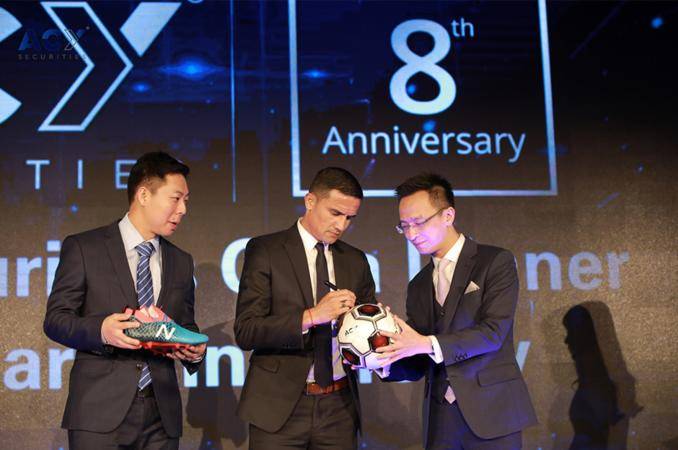 ACY稀万证券联合创始人Winson Cao & Jimmy Ye及全球品牌大使 Tim Cahill（中）