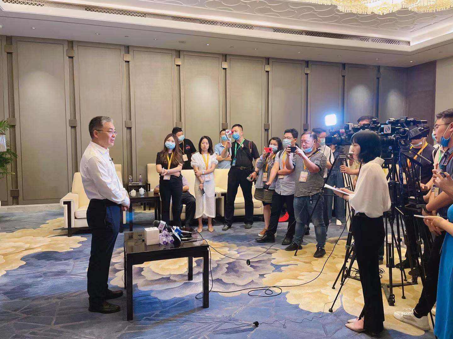 中共金水区委书记张红伟接受36氪和现场媒体采访