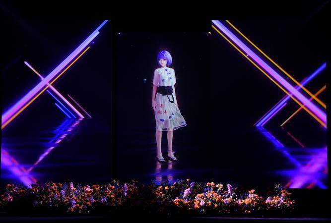 bilibili虚拟艺人团体VirtuaReal成员阿梓身着由支晨设计的提花连衣裙