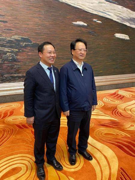 吉林省委书记景俊海(右)与世华教育集团董事长、北京华夏管理学院校长姜岚昕(左)