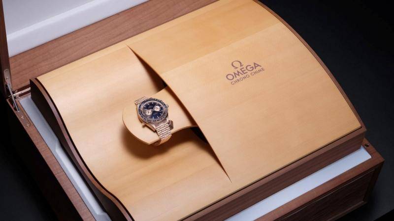 两款计时三问腕表都搭配特别定制的胡桃木表盒