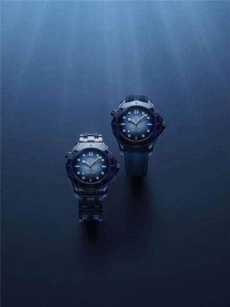 全新海马系列300米潜水表，可搭配精钢表链或蓝色橡胶表带