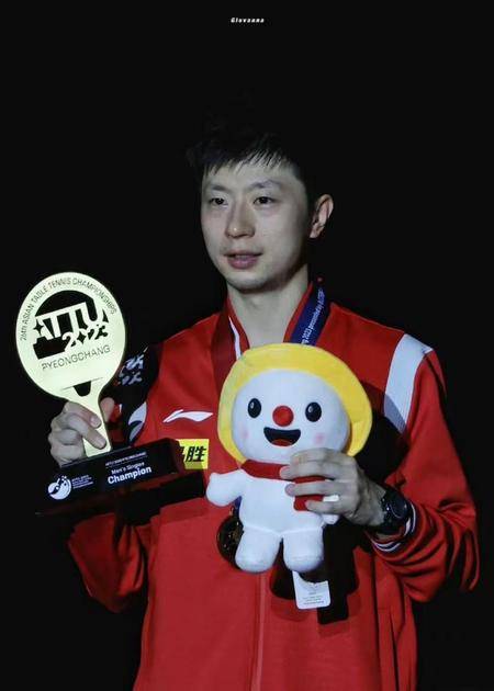 马龙夺得2023年乒乓球亚锦赛冠军奖杯