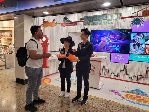 旅客諮詢中心歡迎旅客大玩 Trick or Treat （圖片來源： 香港旅遊發展局）