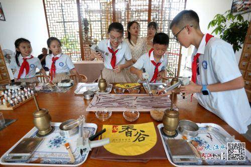 学生在香谷小镇香料香精微生产工坊体验线香制作