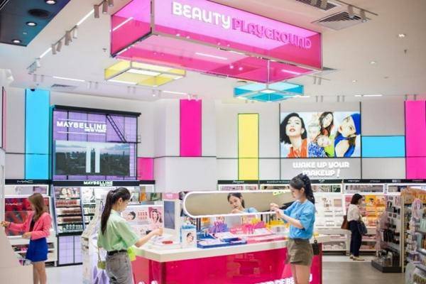 2023年10月，屈臣氏于上海门店推出「潮玩妆造区」，为顾客提供一站式变美方案