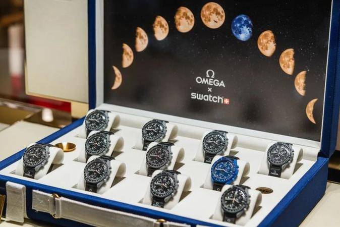 MoonSwatch “Mission to Moonshine Gold” 腕表手提箱套装于2月1日至11日在北京SKP欧米茄旗舰店展出