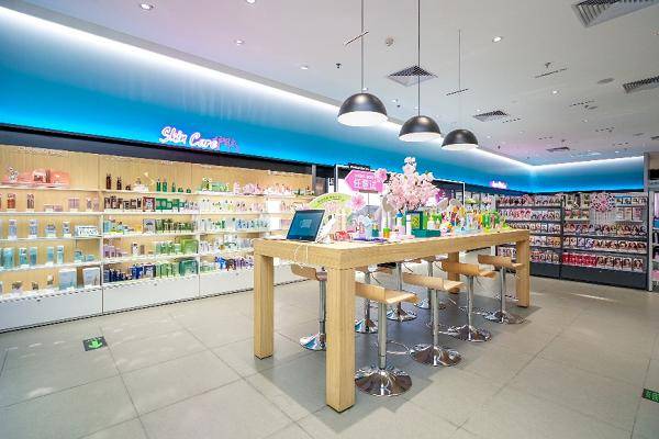 屈臣氏新店铺为顾客提供更充裕的空间选购和体验