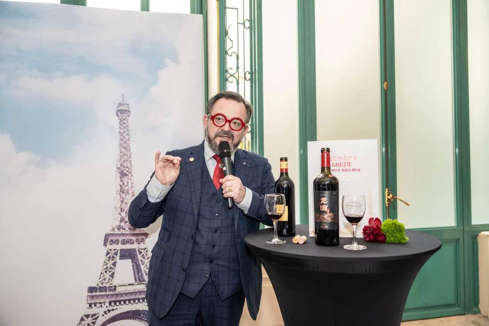 5月3日，法国侍酒师协会主席法布里斯·索米埃向来宾介绍红酒礼盒中的两款葡萄酒。（图片为主办方提供）
