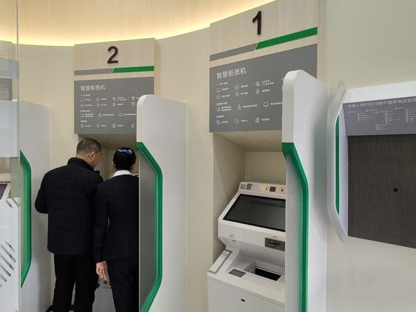 中国人寿厦门同安客户体验中心工作人员引导客户使用智慧柜员机。(央广网记者 冯方/摄)