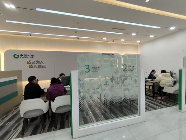 中国人寿厦门同安客户体验中心工作人员正在办理业务。(央广网记者 冯方/摄)