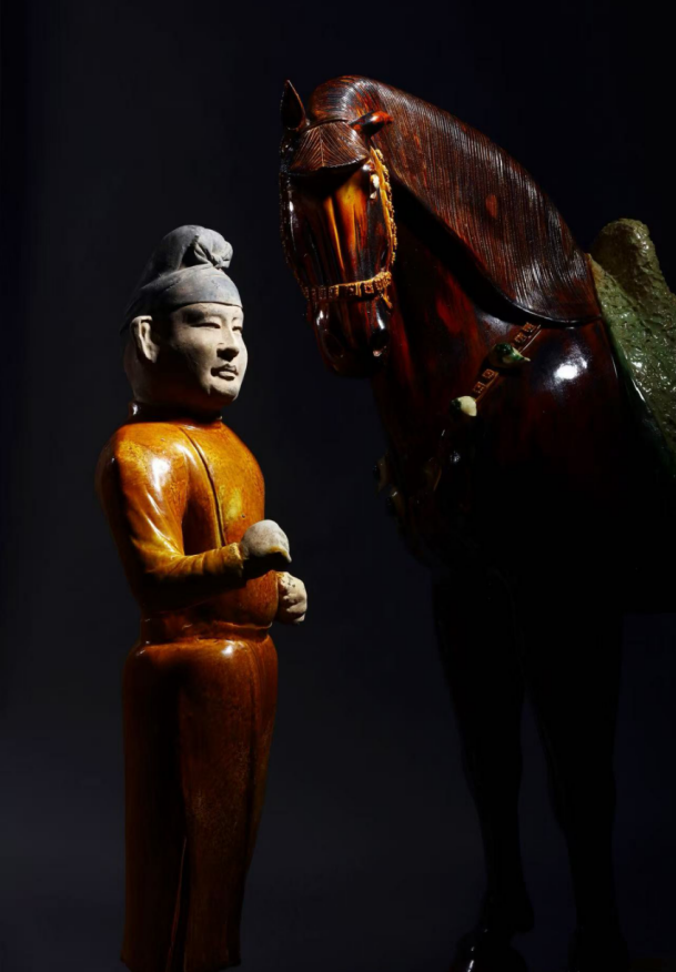 LOT 3012 唐 黑褐釉三彩马及黄釉力士牵马俑 马 L 88cm H 92cm W 33cm, 力士 H 77cm 成交价：HKD 10,800,000