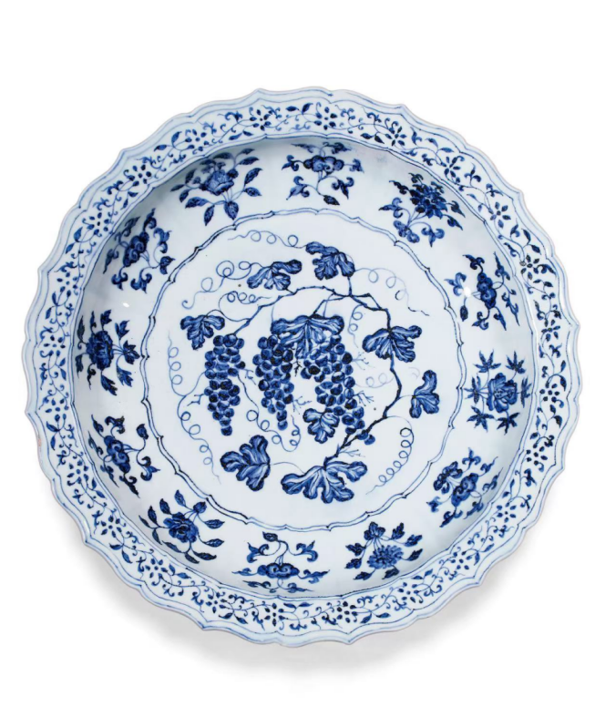 LOT 5237 明永乐 青花葡萄纹菱口大盘 D 45 cm 成交价：HKD 24,600,000