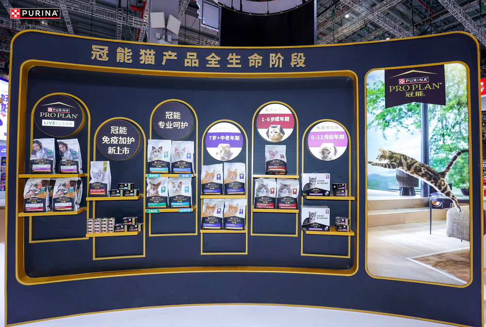 （它博会现场冠能展台展出的系列猫粮产品）