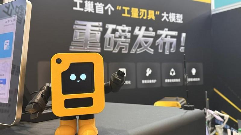 打破垄断:工巢智能终端10000台铺设量背后两代人的国产平替之路